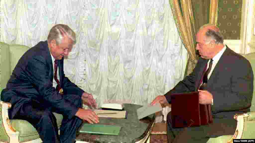 Ресей президенті Борис Ельцин (сол жақта) мен Ресей премьер-министрі Виктор Черномырдин Шешенстан туралы құжат талқыланған үкімет отырысында. Мәскеу, 27 желтоқсан 1994 жыл