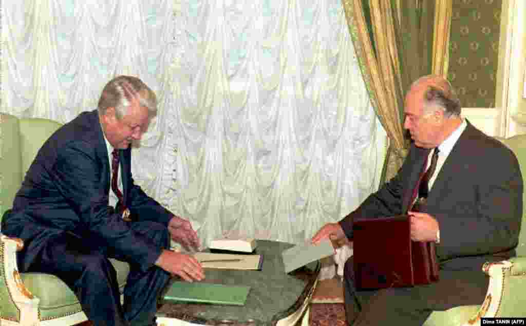 Президент России Борис Ельцин (слева) и премьер-министр России Виктор Черномырдин (справа) готовят документы для обсуждения ситуации в Чеченской республике на заседании правительства в Москве. 27 декабря 1995 года. 