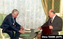 Борис Ельцин и его несостоявшийся преемник Виктор Черномырдин на встрече в Кремле в конце 1994 года