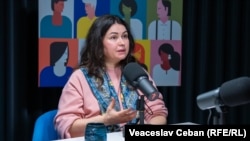 Diana Vrabie, facilitator comunitar, în timpul înregistrării podcastului „Laboratorul Social”