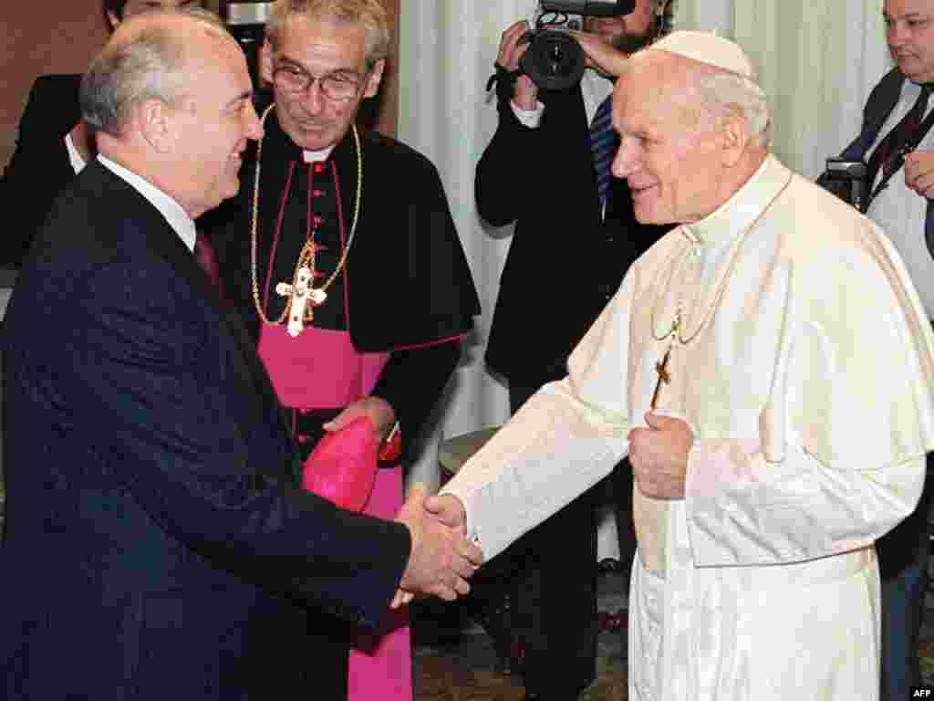 1 decembrie 1989: papa Ioan Paul al II-lea îl salută pe liderul sovietic Mihail Gorbaciov, la Roma, în timpul unei întâlniri istorice la Vatican. 