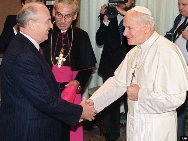 Іван Павло Другий вітає Михайла Горбачова у Ватикані. 1 грудня 1989 року. Це була перша зустріч римського понтифіка з будь-яким радянським лідером