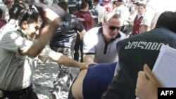 Яйца и веники вновь стали орудиями противостояния политических оппонентов в Грузии. Сегодня в Кварели активисты «Грузинской мечты» сначала заколотили гвоздями дверь в сакребуло и прикрепили к ней веник, а потом закидали яйцами местных депутатов