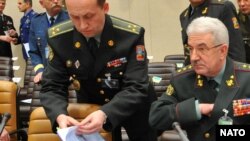 Іван Свида (п), на знімку ще в званні генерал-полковника, на засіданні Комісії Україна – НАТО в Брюсселі 26 січня 2010 року