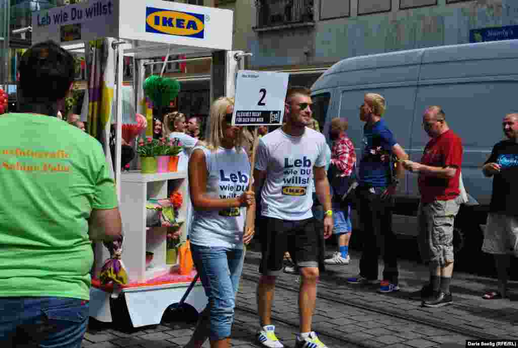 IKEA призывает: "Живи, как хочешь". Участники шествия от IKEA раздавали зрителям цветы, а еще тапочки и прочие полезные бытовые вещи. Мангейм, август 2013