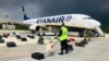 Белорусские таможенники проверяют багаж пассажиров самолёта, летевшего из Афин в Вильнюс, 23 мая 2021 года