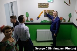 Imagine de arhivă cu Sorin Câmpeanu care participă la inaugurarea unui nou corp de clădire la Grădiniţa 70 din București în august 2022. Câmpeanu a condus Ministerul Educației de trei ori, în guvernele Florin Cîțu, Nicolae Ciucă și Victor Ponta