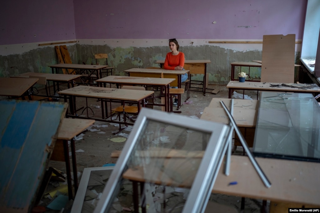 "Në fillim kisha frikë të vija në shkollë pasi u bombardua. Për një kohë të gjatë e shikoja nga larg. Në ato momente m'u duk sikur asgjë nuk kishte ndodhur kurrë", tha Sofia Zhyr, 14 vjeçe, shoku i klasës të së cilës u vra gjatë granatimeve.