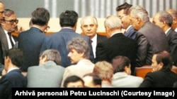 Delegații celui de-al 26-lea Congres al Partidului Comunist al Uniunii Sovietice (PCUS), printre care și Petru Lucinschi, în jurul secretarului general al Comitetului Central al partidului, Mihail Gorbaciov