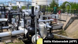 Južni krak naftovoda "Družba", ide preko Ukrajine do Mađarske, kroz Slovačku i Češku, i glavni je izvor sirove nafte za tri zemlje.