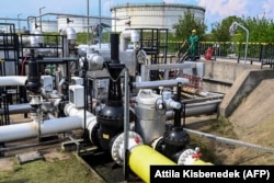 Stația de racord a conductei de petrol Drujba dintre Ungaria și Rusia de la Rafinăria dunăreană a companiei ungare MOL, situată la aproximativ 30 km sud de Budapesta.