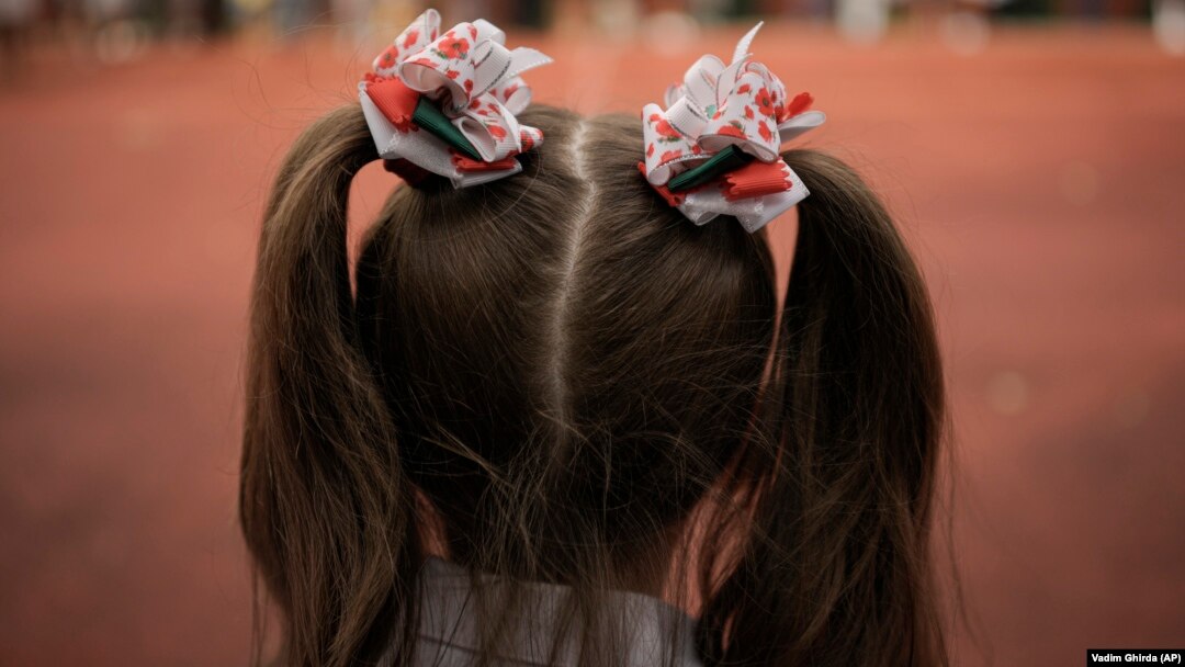 Қоғамдық дәретханадағы видеодағы гей жігіт Мас балапан лесбиянкадан оның кискасын жалауын өтінді.