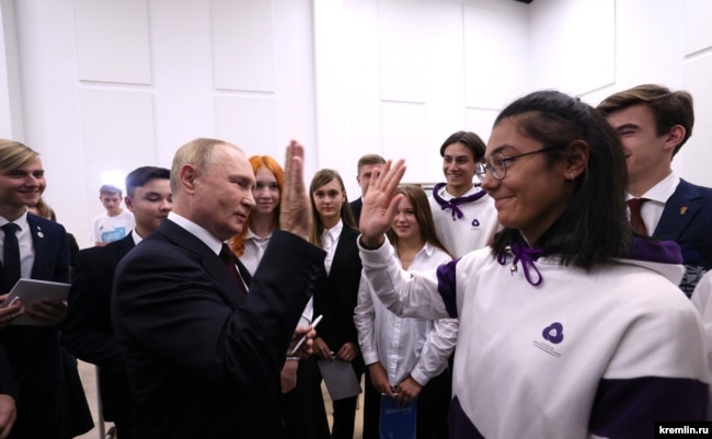 Presidenti rus, Vladimir Putin, pas bisedës që ka zhvilluar me disa të rinj në Kaliningrad.