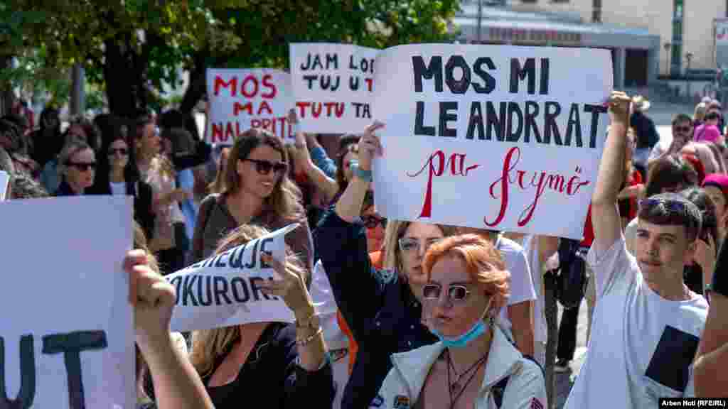 &quot;Mos mi le andrrat pa frymë&quot;, shkruhej në një prej pankartave të protestuesve që marshuan rrugëve të Prishtinës dhe u ndalën para objekteve të Qeverisë, Policisë dhe Këshillit Prokurorial dhe Gjyqësor të Kosovës.&nbsp;