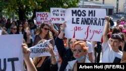 "Mos m'i le andrrat pa frymë", shkruhet në një pankartë gjatë një proteste kundër dhunës ndaj grave dhe vajzave e mbajtur në Prishtinë më 2022. 