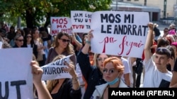 "Mos m'i le andrrat pa frymë", shkruhet në një pankartë gjatë një proteste kundër dhunës ndaj grave dhe vajzave e mbajtur në Prishtinë më 2022. 