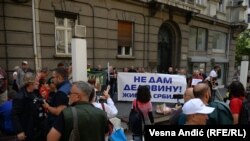 Okupljeni aktivisti iz Majdanpeka, građani i članovi pokreta Ekološki ustanak pozvali su Vladu Srbije da spreče miniranje planine. Na fotografiji: učesnici protesta ispred zgrade Predsedništva u Beogradu, 3. septembar 2022. 