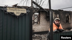 Житель Аманкарагая возле сгоревшего дома. Костанайская область, 5 сентября 2022 года