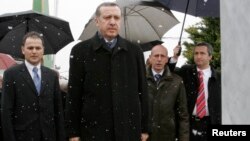 Erdoan odaje počast Aliji Izetbegoviću na njegovom grobu u Sarajevu 25. marta 2008.