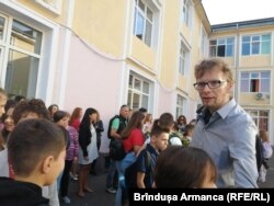 Profesorul de engleză Alexandru Maniu stă de vorbă cu elevii clasei a V-a D. Este dirigintele „cool” pe care îl vor copiii