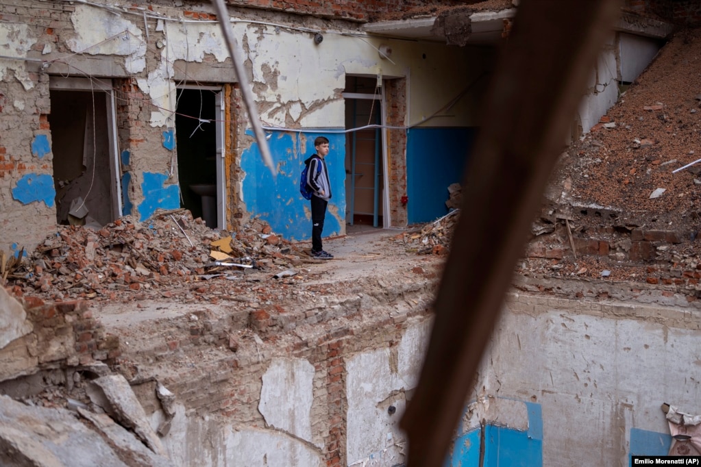 "Kur jam në shkollë, mendoj për personin që vdiq në rrënoja. Më vjen shumë keq për të", tha Mykhaylo Kravchenko, 12 vjeç, ndërsa shikon një gropë në tokë ku dikur ishte kabineti i informatikës.