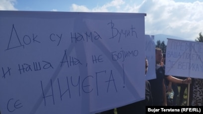 "Derisa e kemi [presidentin e Serbisë, Aleksandar] Vuçiq dhe Anën tonë, ne nuk i druhemi asgjëje", shkruan në një prej pankartave. Mitrovicë e Veriut, 5 shtator 2022.