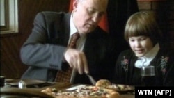 برشی از آگهی تبلیغاتی پیتزا هات با حضور گورباچف