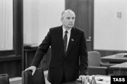 Михаил Горбачев в рабочем кабинете. 1985 год