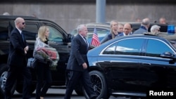 Посол США (в центре) на похоронах Михаила Горбачева. 
