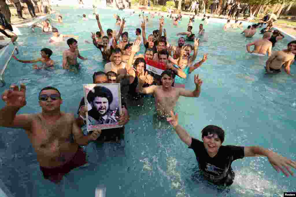 Pristalice iračkog populističkog vođe Moktade el Sadra protestuju unutar Republikanske palače u Zelenoj zoni, u Bagdadu, Irak, 29. august.