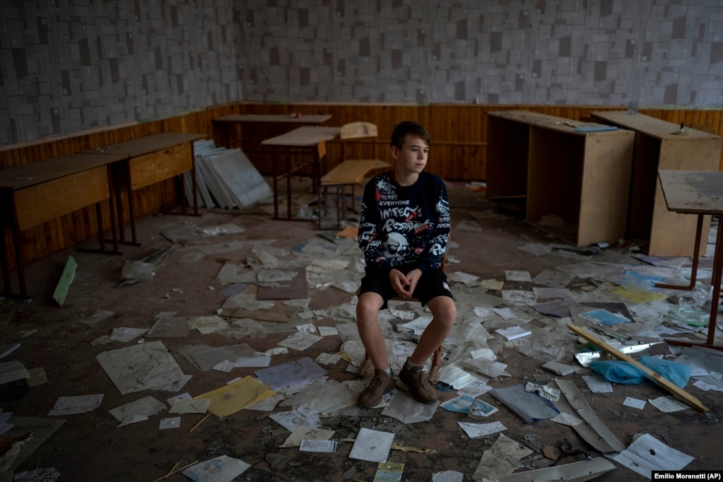 "Kur jam në klasën time, mendoj rreth asaj se sa shumë dua që lufta të përfundojë", tha&nbsp;13- vjeçari Oleksandr Morhunov, i ulur në një karrige në klasën e tij të vjetër.