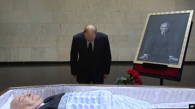 Рускиот претседател Владимир Путин му оддаде почит на поранешниот советски претседател Михаил Горбачов