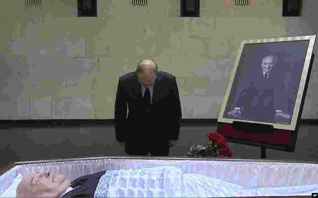 Presidenti rus, Vladimir Putin, duke bërë nderimet e fundit para arkivolit të ish-udhëheqësit sovjetik, Mikhail Gorbachev, në Spitalin Qendror Klinik, në Moskë.