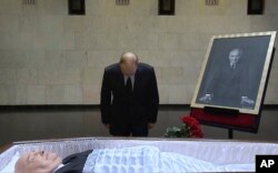 Președintele rus Vladimir Putin îi aduce un ultim omagiu fostului președinte sovietic Mihail Gorbaciov, la Spitalul Clinic Central din Moscova. Imagine preluată dintr-o înregistrare furnizată de televiziunea rusă Pool pe 1 septembrie 2022.