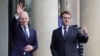 Presidenti francez, Emmanuel Macron dhe kancelari gjerman, Olaf Scholz përshëndesin me dorë gazetarët përpara një takimi në Pallatin Elysee në Paris. Fotografi nga arkivi. 