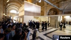 Brojne medijske ekipe čekaju početak suđenja za napad u Nici na Dan Bastille 2016., Pariz 5. rujna 2022.