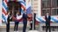 Школьники поднимают флаг РФ на торжественной линейке, посвященной Дню знаний