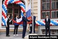 Oroszország, Moszkva, 2022. szeptember 1. A tanulók felvonják az orosz zászlót az új tanév kezdetét jelző tudás napja ünnepségen az Alekszander Gribojedov 1529. számú középiskolában