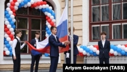 Школьники поднимают флаг РФ в День знаний