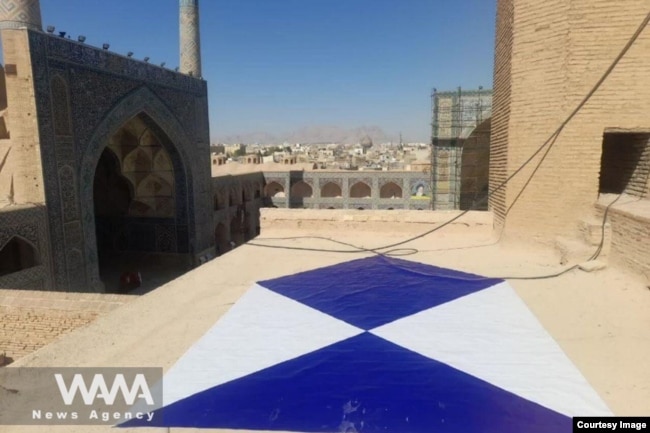 Një mburojë e kaltër në një çati në Iran.