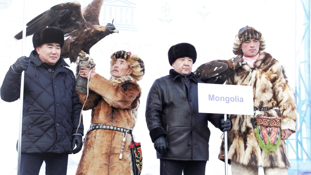 Әйелдер түрмесінде полицейлер ең сұлу әйелді трассалады.