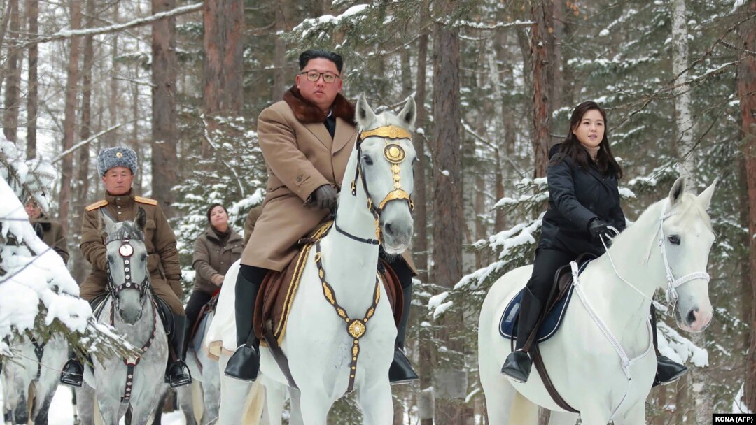 Kim Džong Un (u sredini)