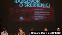 Sandra Orlović, Nidžara Ahmetašević, Florens Artman, Dejan Anastasijević i Ivica Đikić tokom razgovora o Srebrenici u CZKD-u u Beogradu