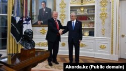 Қазақстан президенті Қасым-Жомарт Тоқаев (оң жақта) және АҚШ президенті Дональд Трамп (сол жақта) Вашингтонда кездескен сәт. 6 қараша 2025 жыл.