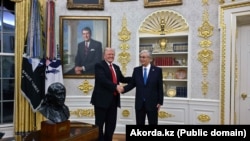 АҚШ президенті Дональд Трамп және Қазақстан басшысы Қасым-Жомарт Тоқаев қол алысып тұр. Вашингтон, 6 қараша 2025 жыл.