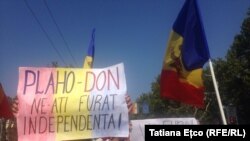 În paralel cu evenimentele oficiale dedicate Zilei Independenței Republicii Moldova, cîteva zeci de persoane protestează la Chișinău împotriva guvernului. Acțiunea de protest a fost inițiată de Uniunea pensionarilor, 27 august 2017