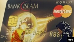 Макет пластиковой банковской карты Mastercard для мусульман. Куала-Лумпур, 3 декабря 2009 года.
