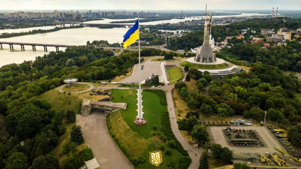 Досі Південний міст (на фото – третій, на задньому плані) працював тільки для спецтранспорту  та громадського транспорту