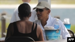 اوباما و همسرش در حال خوردن نهار