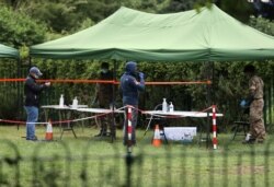 Чоловік бере власний мазок у мобільному тестовому підрозділі армії в парку Спінні Гілл під час спалаху коронавірусної хвороби (COVID-19). Лестер, Велика Британія, 29 червня 2020 року